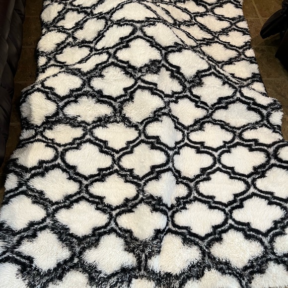 Area rug 6 ft black and white.. new item - Picture 12 of 12